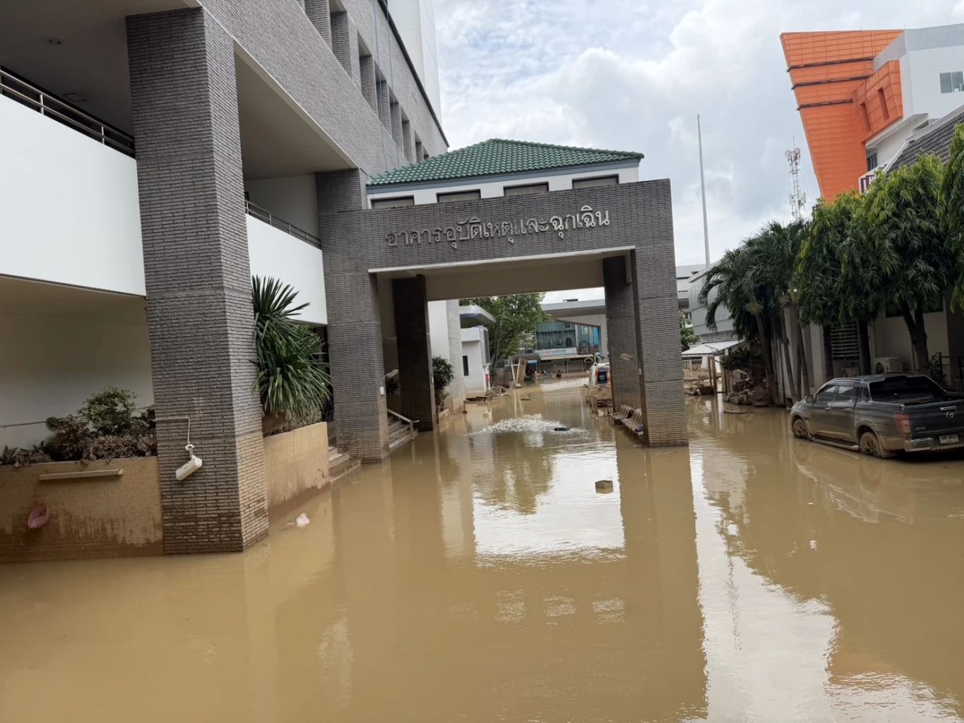 หาดใหญ่ ทยอยปล่อยกระแสไฟฟ้า ต่อสัญญาณโทรศัพท์