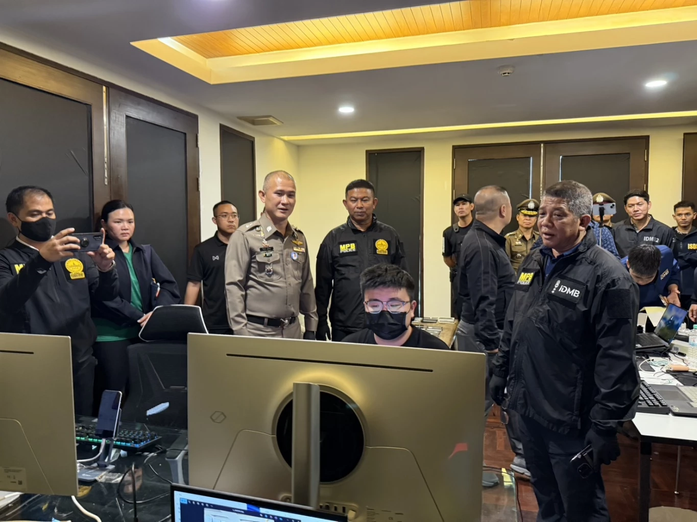 บุกรังการเงินสแกมเมอร์ หนีมาจากกัมพูชา รวบ 4 ชาวจีน (มีคลิป)