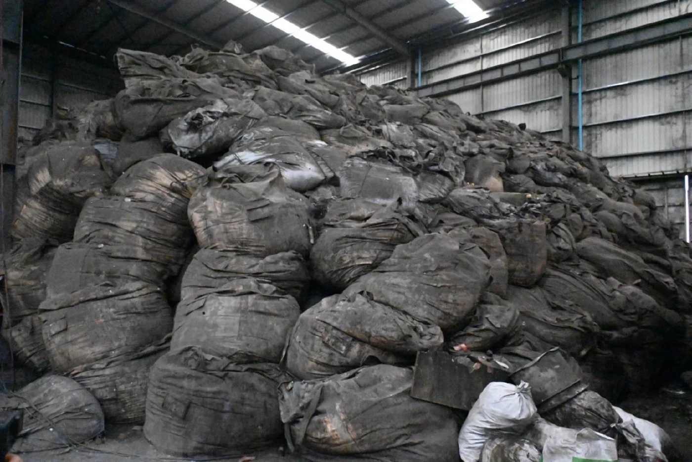 ก.อุตฯ สั่งอายัดฝุ่นแดง “ซินเคอหยวน” ต่อ เพื่อตรวจสอบเอาผิด