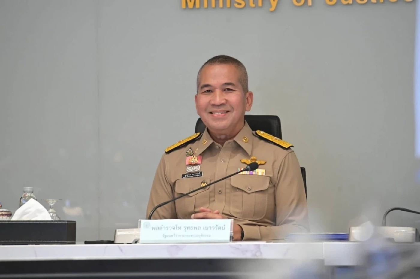 พล.ต.ท.รุทธพล เนาวรัตน์ รมต.ยุติธรรม