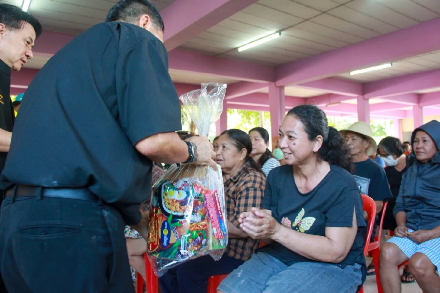 "รมช.เกษตร" ห่วงผู้ประสบอุทกภัยอ่างทอง ยืนยันรัฐไม่ทอดทิ้ง (มีคลิป)