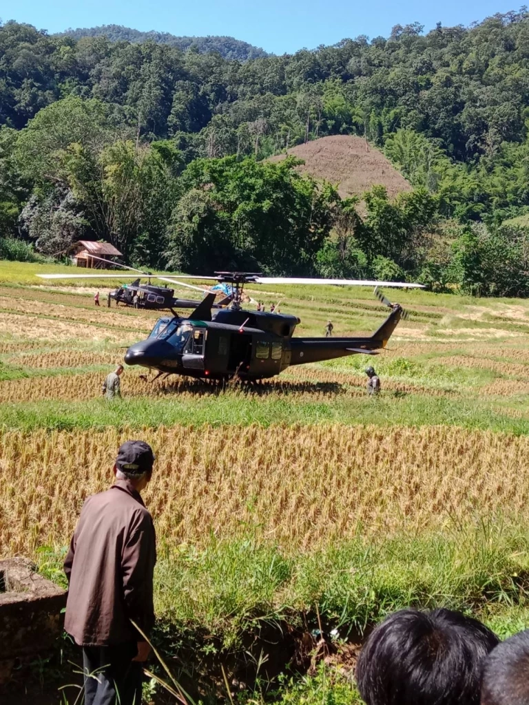 เปิดคลิป! ฮ.ลงจอดฉุกเฉิน หลังบินไปส่งสัมภาระทางทหารให้หน่วยปฏิบัติตามแนวชายแดน "ขุนยวม-แม่สะเรียง "