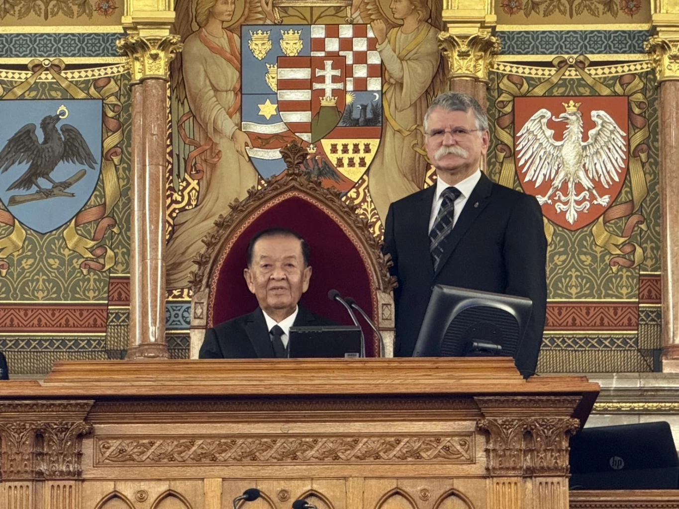 นายวันนอร์ เดินชมห้องประชุมรัฐสภาฮังการี ที่ใช้ประชุมสภาจริงๆ 