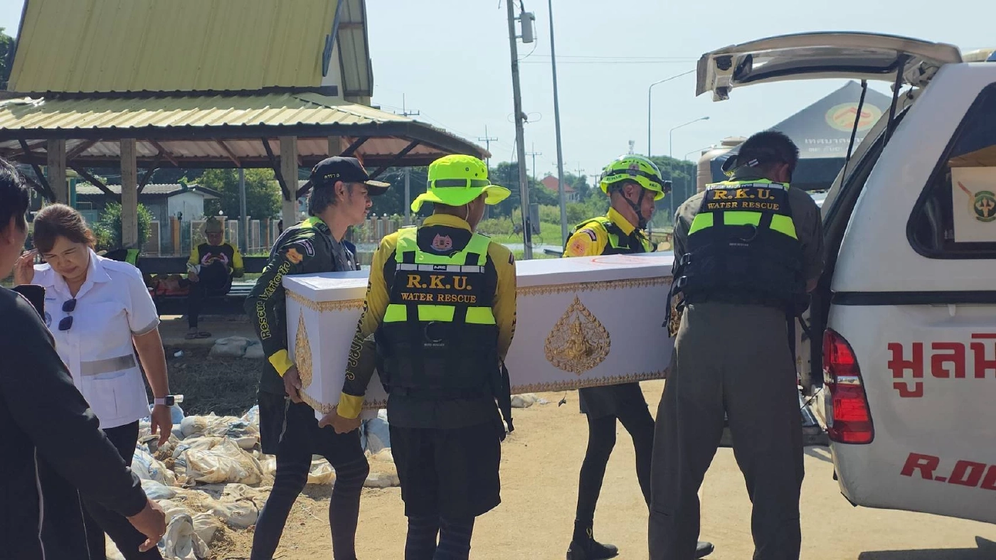 "ร่วมกตัญญู" ฝ่าน้ำท่วมนำร่าง ผู้เสียชีวิต ออกจาก รพ.อินทร์บุรี ไปส่งบำเพ็ญกุศลที่วัด (มีคลิป)