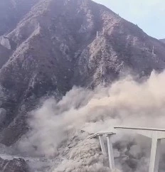 เปิดคลิปนาทีระทึก สะพานถล่มในมณฑลเสฉวน พร้อมเผยสาเหตุ