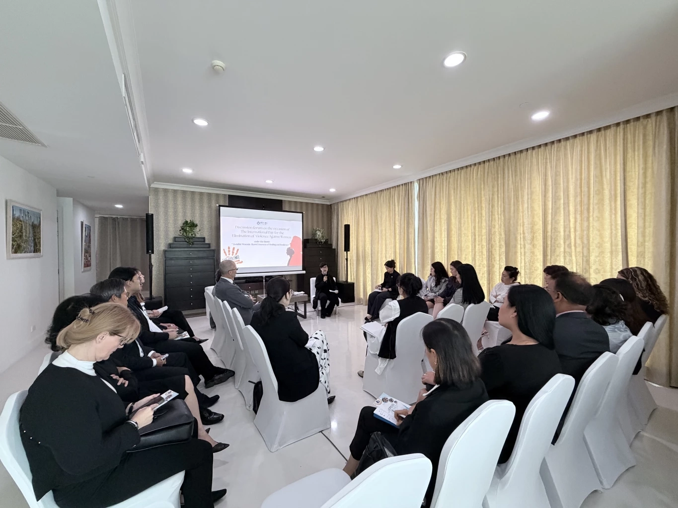 "ทูตอิสราเอล" เรียกร้องทั่วโลกช่วยกัน "ยุติความรุนแรงต่อสตรี"