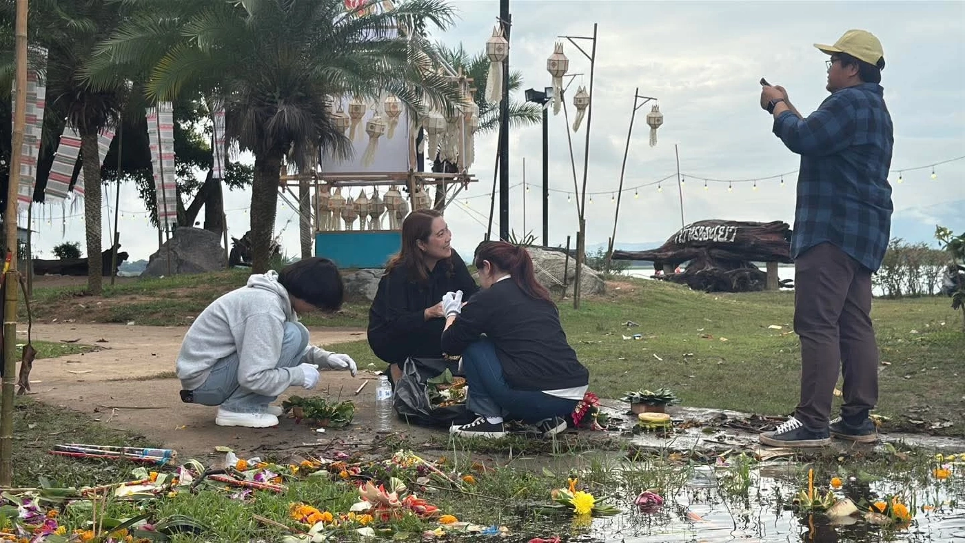 จิตอาสา มหาวิทยาลัยพะเยา-ตำรวจ ช่วยกันเก็บขยะหลังเทศกาลลอยกระทง