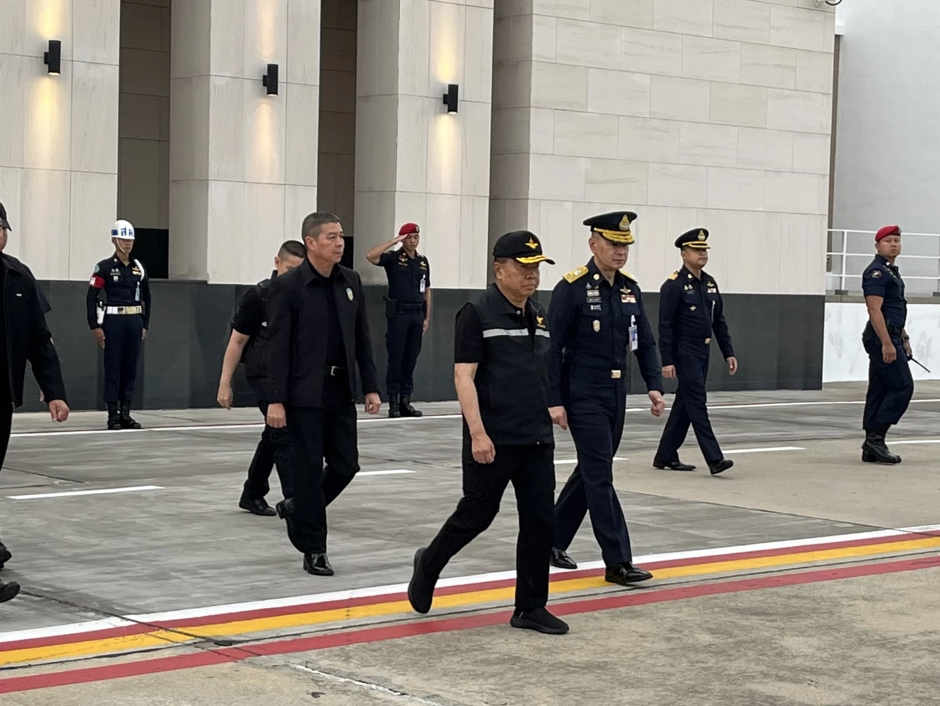 ทัพเรือ ส่ง "เรือหลวงจักรีนฤเบศร" ชุดซีล ช่วยน้ำท่วมภาคใต้ "หาดใหญ่"