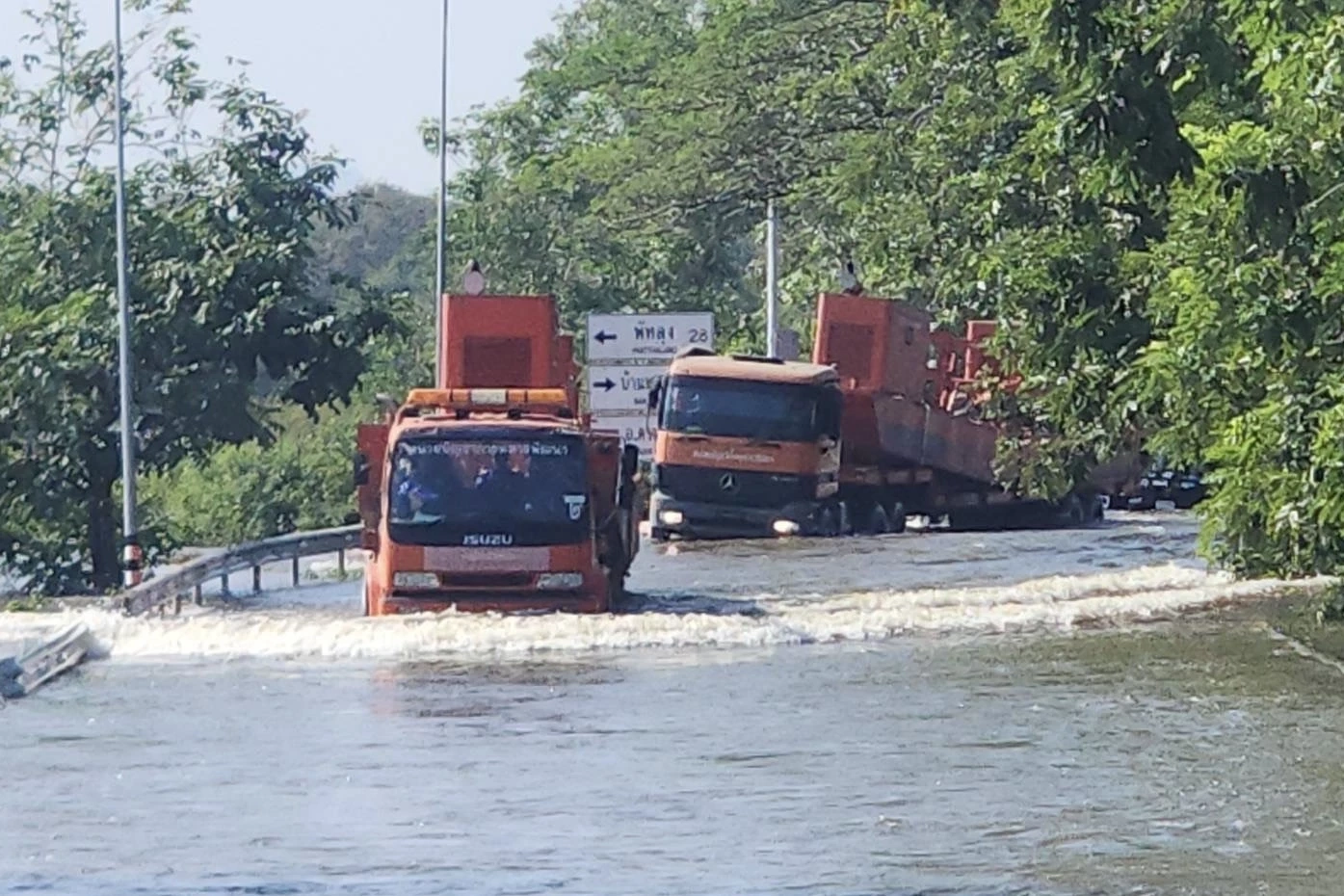 เร่งติดตั้งเรือผลักดันน้ำที่คลองปากแตระ อ.ระโนด ดันมวลน้ำออกสู่อ่าวไทย