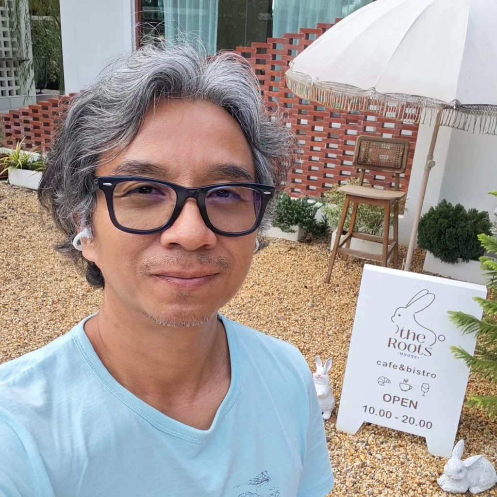 แห่ชื่นชม! หนุ่มหาดใหญ่ จอดรถ EV ต่อไฟให้ชาวบ้าน ชาร์จมือถือฟรี หลังน้ำลด