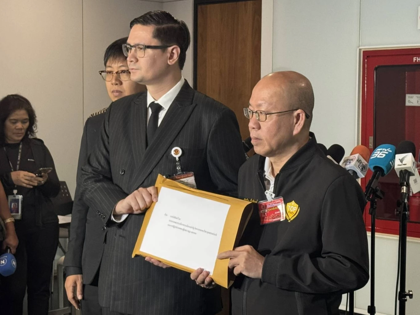 “อัจฉริยะ” หอบหลักฐานเส้นเงิน ส่งให้ “โรม” ตรวจสอบ นักการเมือง ช.