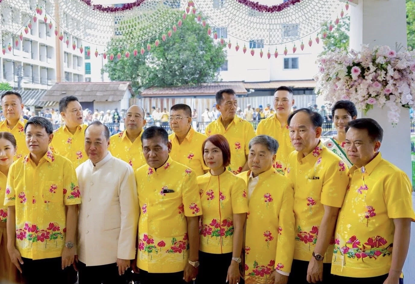 สงคราม กิจเลิศไพโรจน์ ร่วมทำกิจกรรมกับสุนทร ปานแสงทอง ตัวแทนตระกูลอัศวเหม