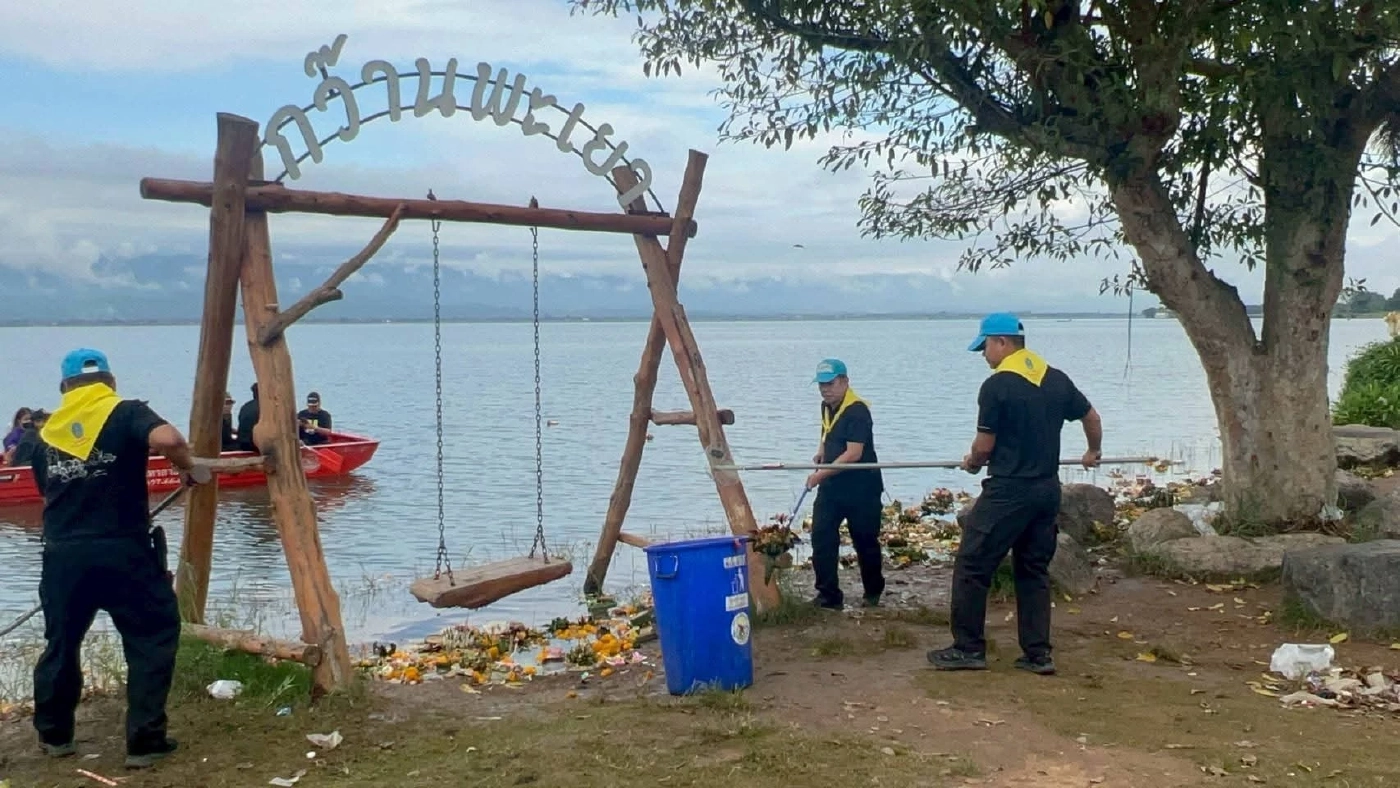 จิตอาสา มหาวิทยาลัยพะเยา-ตำรวจ ช่วยกันเก็บขยะหลังเทศกาลลอยกระทง