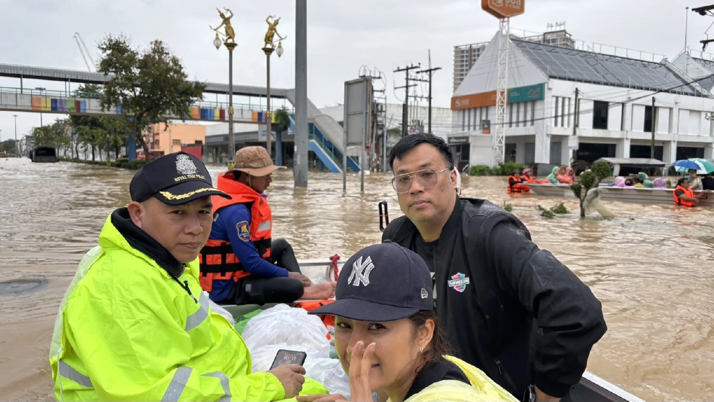 "ตชด.ภาค 4" ลงพื้นที่หาดใหญ่ มอบอาหาร–น้ำดื่มผู้ติดค้างพื้นที่น้ำท่วมหนัก