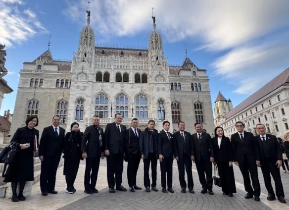 รื้อหลักสูตรพระปกเกล้า เลิกบินหรูดูงาน "ชะโงกทัวร์" เข้ม สกัด "วิ่งงาน" (มีคลิป)