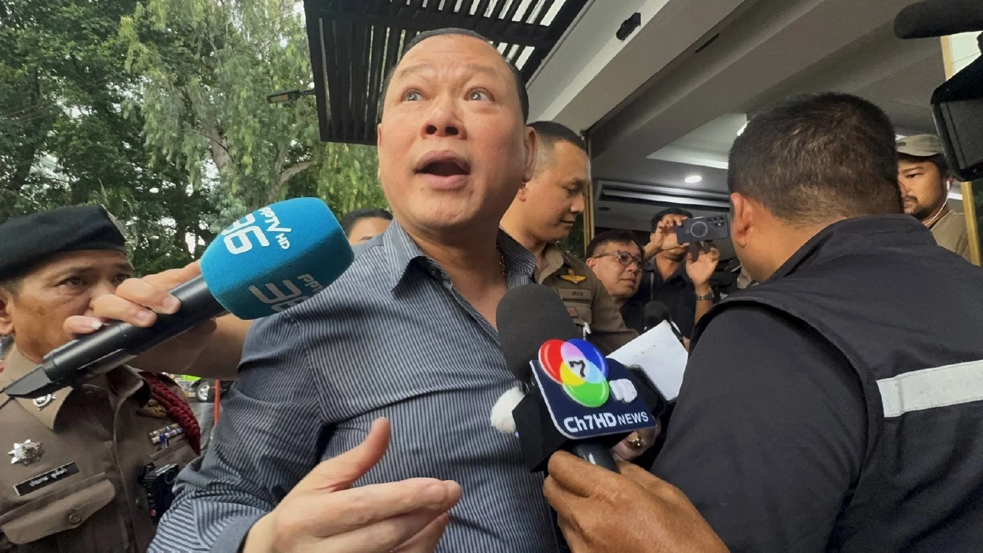 เปิดคลิป! ตำรวจยกพลบุกจับ "สันธนะ" คาโรงแรมหรู กลางกรุง คุมตัวสอบสวน