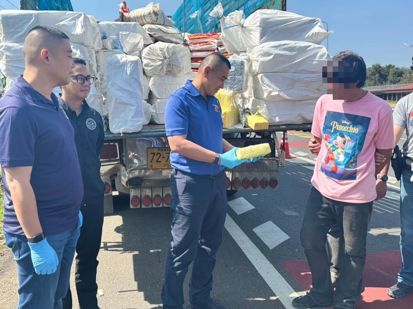 ตำรวจ 191 สกัดจับรถบรรทุกข้าวตบตาเจ้าหน้าที่ ซุกยาบ้า 5 ล้านเม็ด