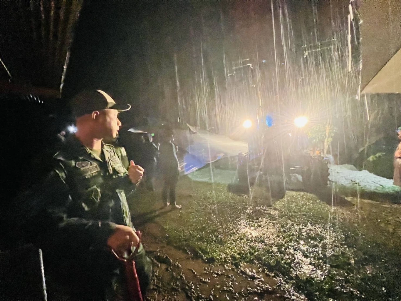 ระทึกกลางดึก! ผู้พัน ร.152 พัน 1 แบกร่างผู้เสียชีวิตฝ่าดินโคลนออกจากบ้านถล่ม ยะลา