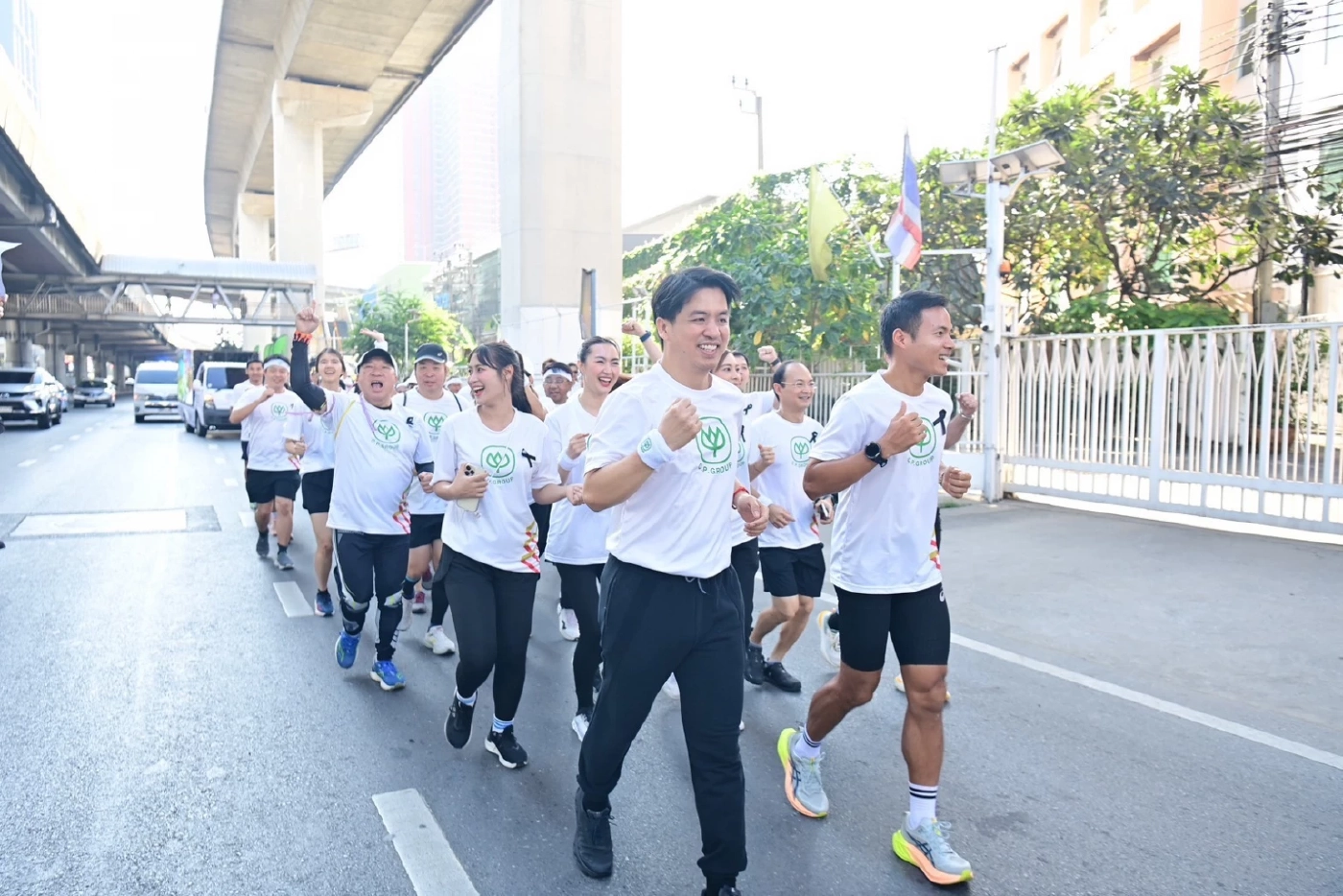 CP ร่วมอัญเชิญไฟพระฤกษ์ซีเกมส์/พาราเกมส์ 2025 นำวิ่งโดยบัวขาว บัญชาเมฆ