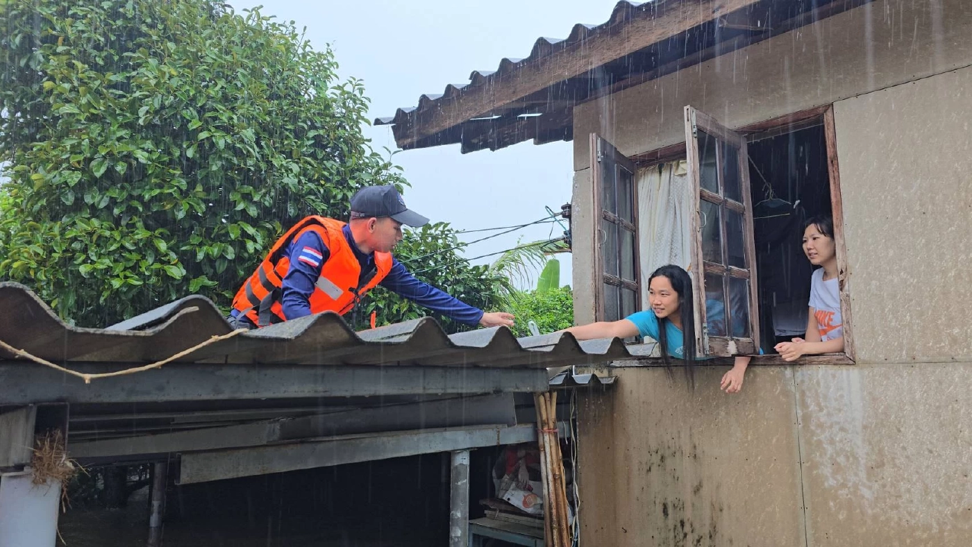 สังเวยน้ำท่วม! นราธิวาสพบผู้เสียชีวิต 1 ราย ทหารลุยน้ำเชี่ยวช่วยชาวลำภู หลังน้ำป่าหลาก