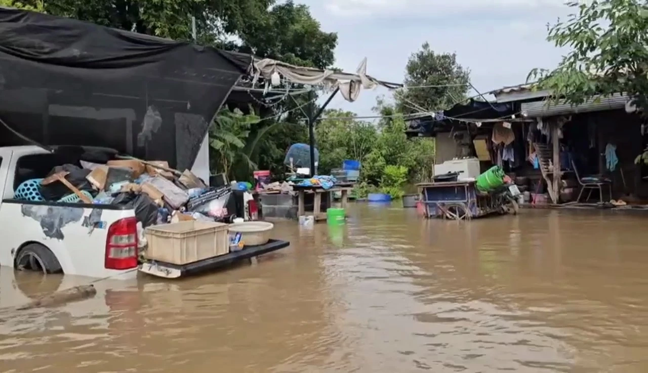 “ทวี” ลงพื้นที่ จ.อ่างทอง ช่วยเหลือผู้ประสบอุทกภัย ห่วงท่วมทุกปี