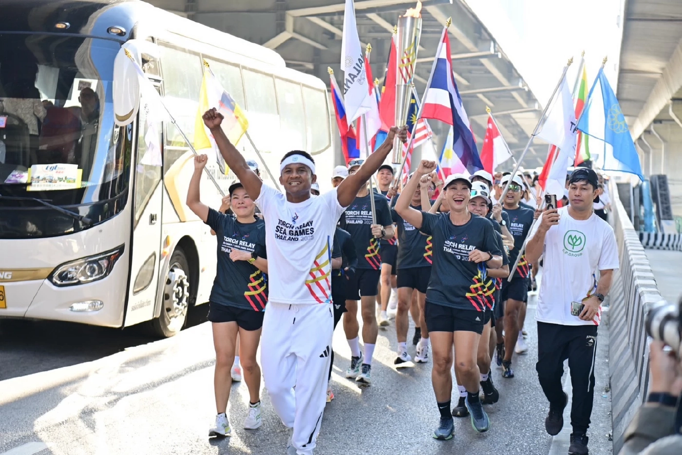 CP ร่วมอัญเชิญไฟพระฤกษ์ซีเกมส์/พาราเกมส์ 2025 นำวิ่งโดยบัวขาว บัญชาเมฆ