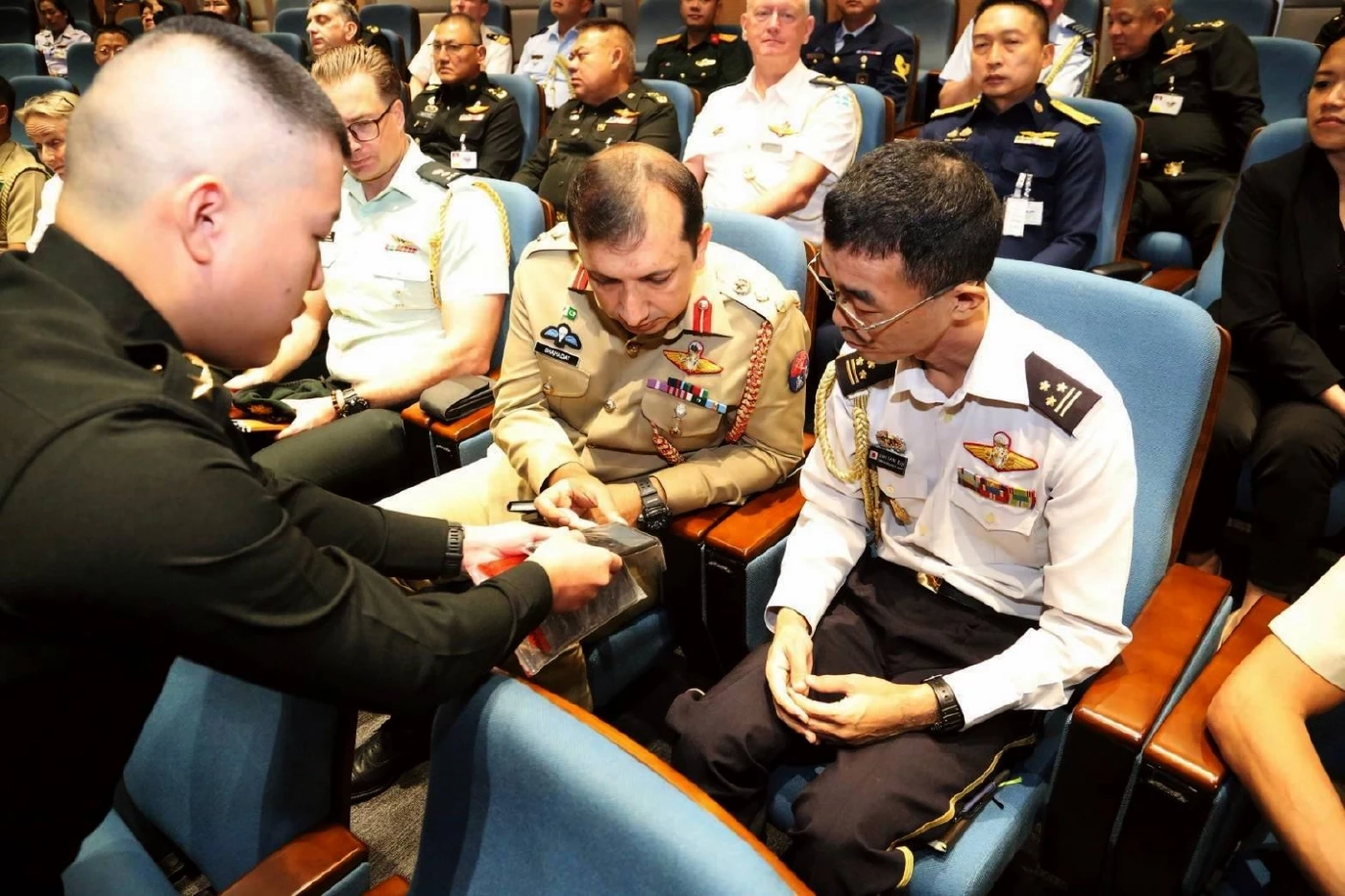 "กองทัพไทย" นำโทรศัพท์มือถือ "ทหารกัมพูชา" ที่ตรวจยึดไว้ มาแสดงให้ "คณะผู้ช่วยทูตทหารต่างประเทศดู"