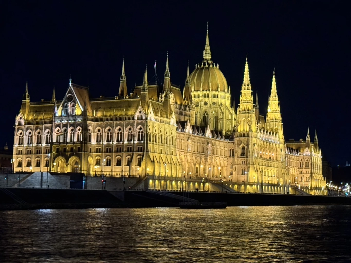 อาคารรัฐสภาฮังการี  ริมแม่น้ำดานูบ ซึ่งได้รับการยอมรับว่า เป็นอาคารรัฐสภาที่สวย และอลังการที่สุดในโลก 