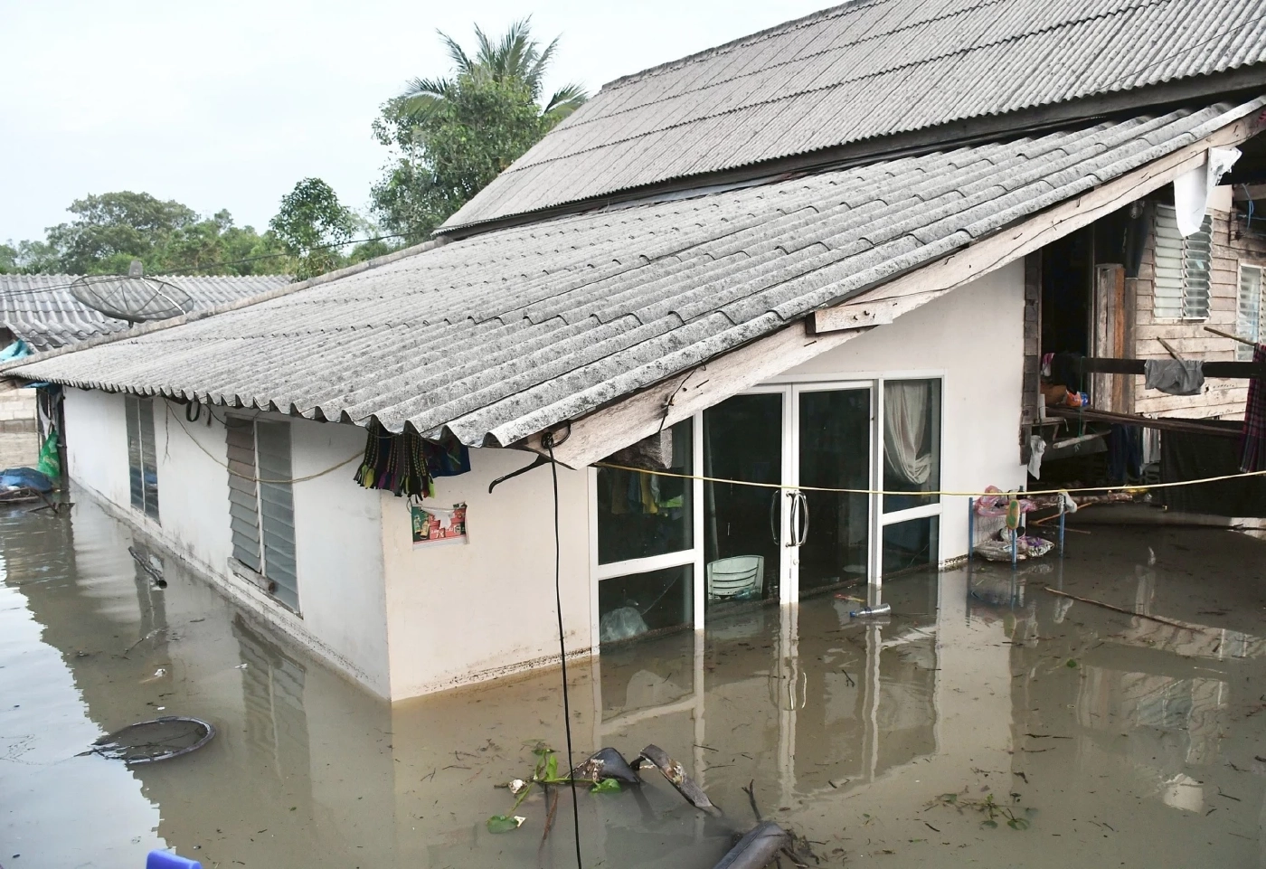 “ดร.นาที-นภินทร” พร้อมคณะ ช่วยฟื้นฟูผู้ประสบภัยน้ำท่วมพัทลุง