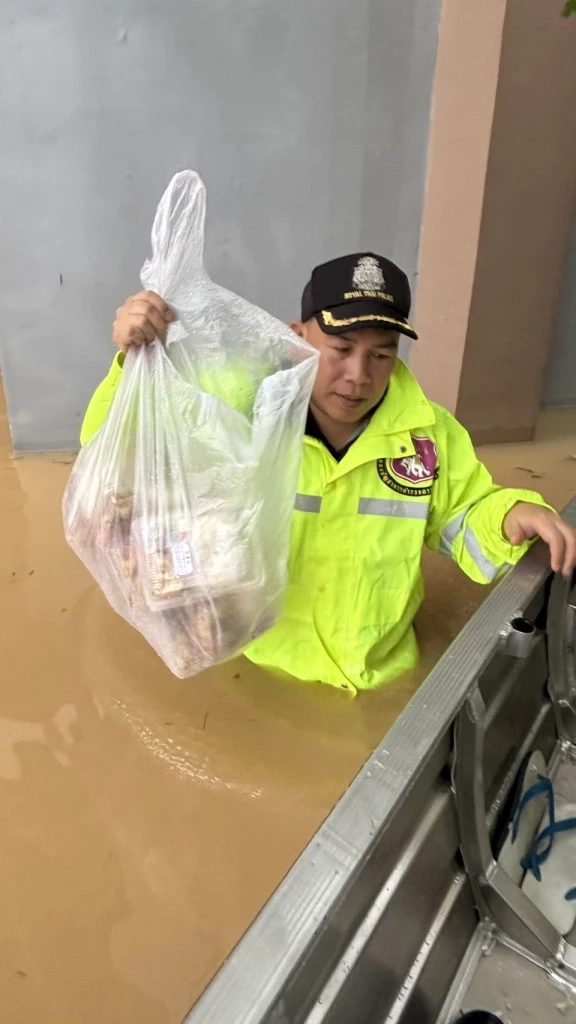 "ตชด.ภาค 4" ลงพื้นที่หาดใหญ่ มอบอาหาร–น้ำดื่มผู้ติดค้างพื้นที่น้ำท่วมหนัก