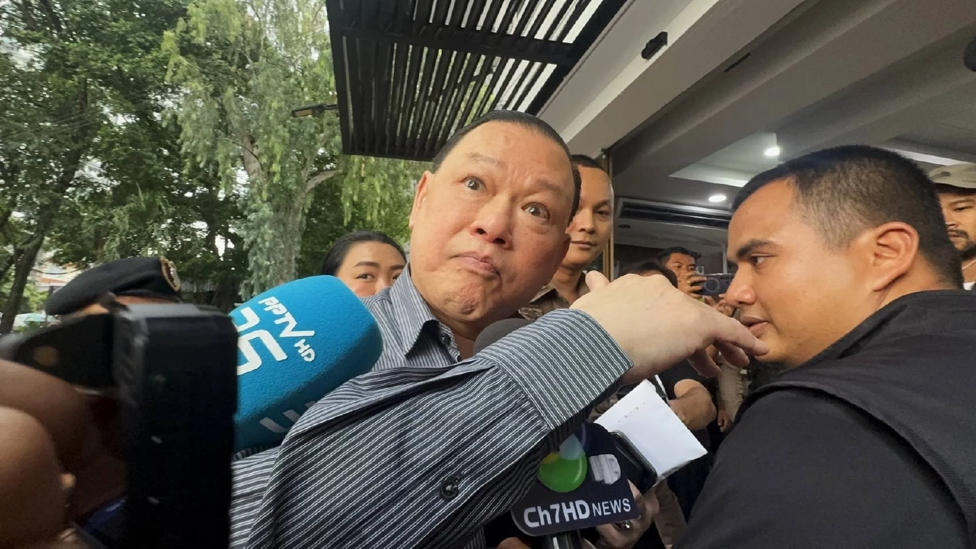 เปิดคลิป! ตำรวจยกพลบุกจับ "สันธนะ" คาโรงแรมหรู กลางกรุง คุมตัวสอบสวน