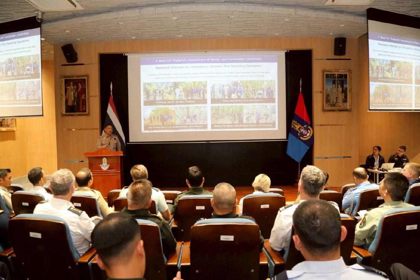 "กองทัพไทย" นำโทรศัพท์มือถือ "ทหารกัมพูชา" ที่ตรวจยึดไว้ มาแสดงให้ "คณะผู้ช่วยทูตทหารต่างประเทศดู"