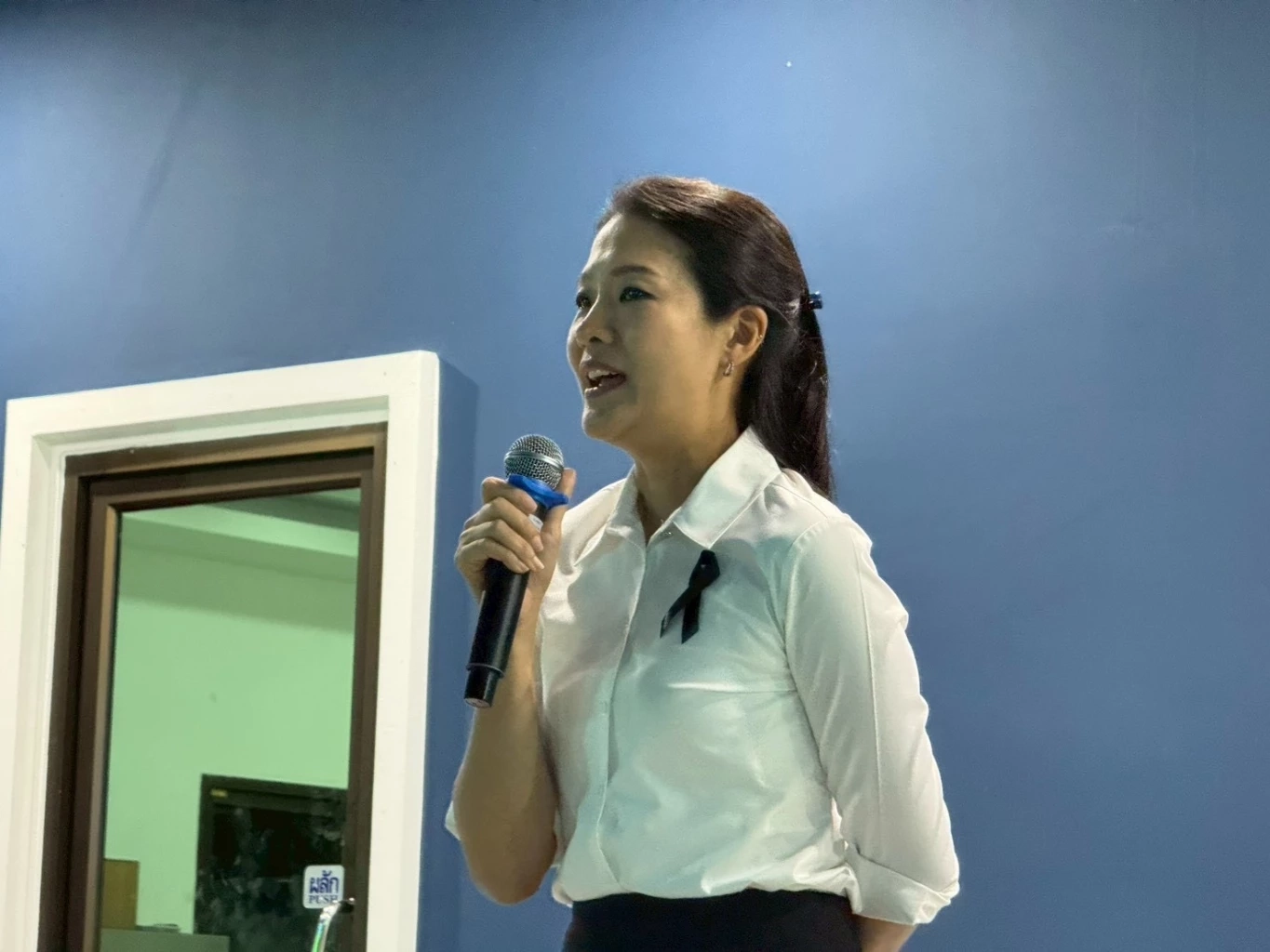 ดร.ธีรรัตน์ สำเร็จวาณิชย์ สมาชิกสภาผู้แทนราษฎร กรุงเทพมหานคร พรรคเพื่อไทย และอดีต รมช.มหาดไทย 