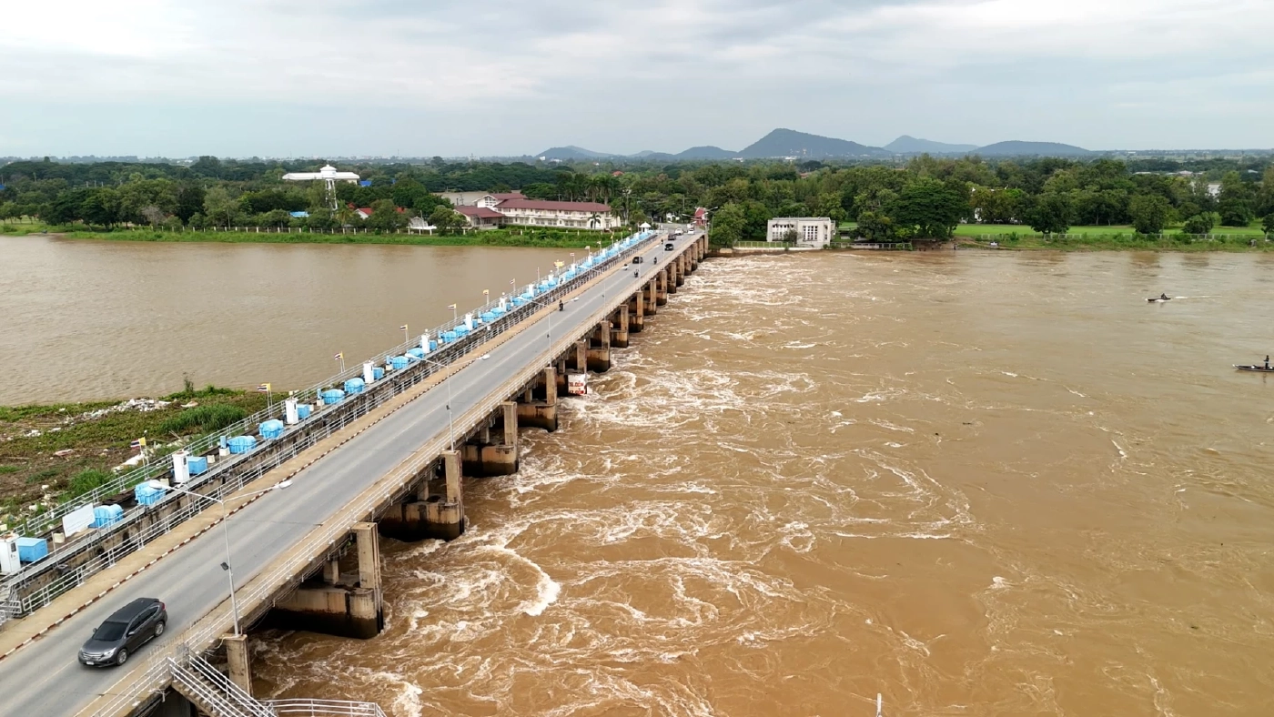 ชัยนาท อ่วม! คันดินริมเจ้าพระยาแตก น้ำทะลักท่วมบ้านเรือน ปชช.กว่า 400 หลัง