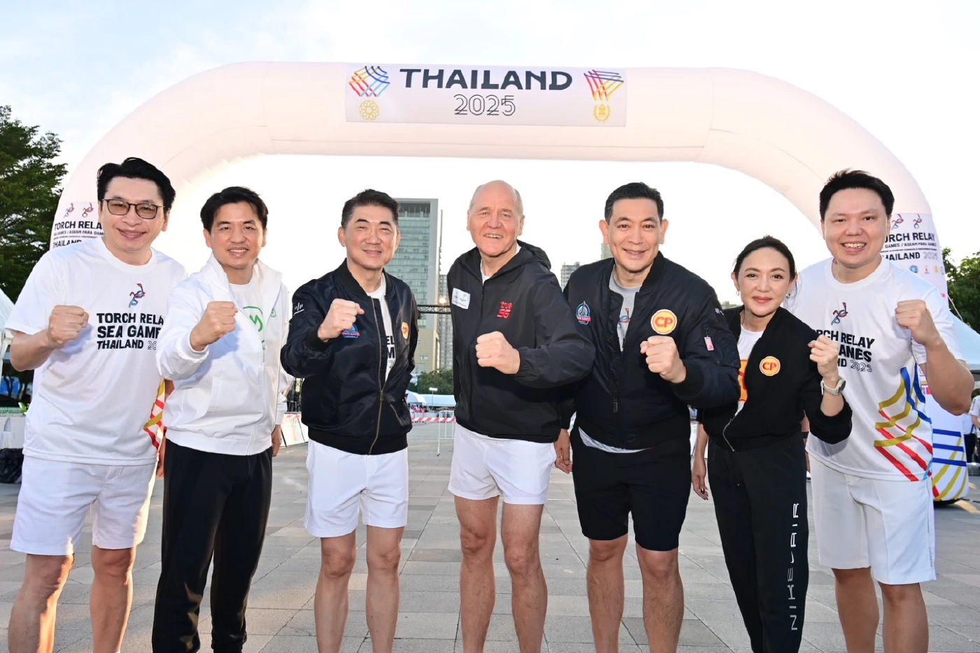 CP ร่วมอัญเชิญไฟพระฤกษ์ซีเกมส์/พาราเกมส์ 2025 นำวิ่งโดยบัวขาว บัญชาเมฆ