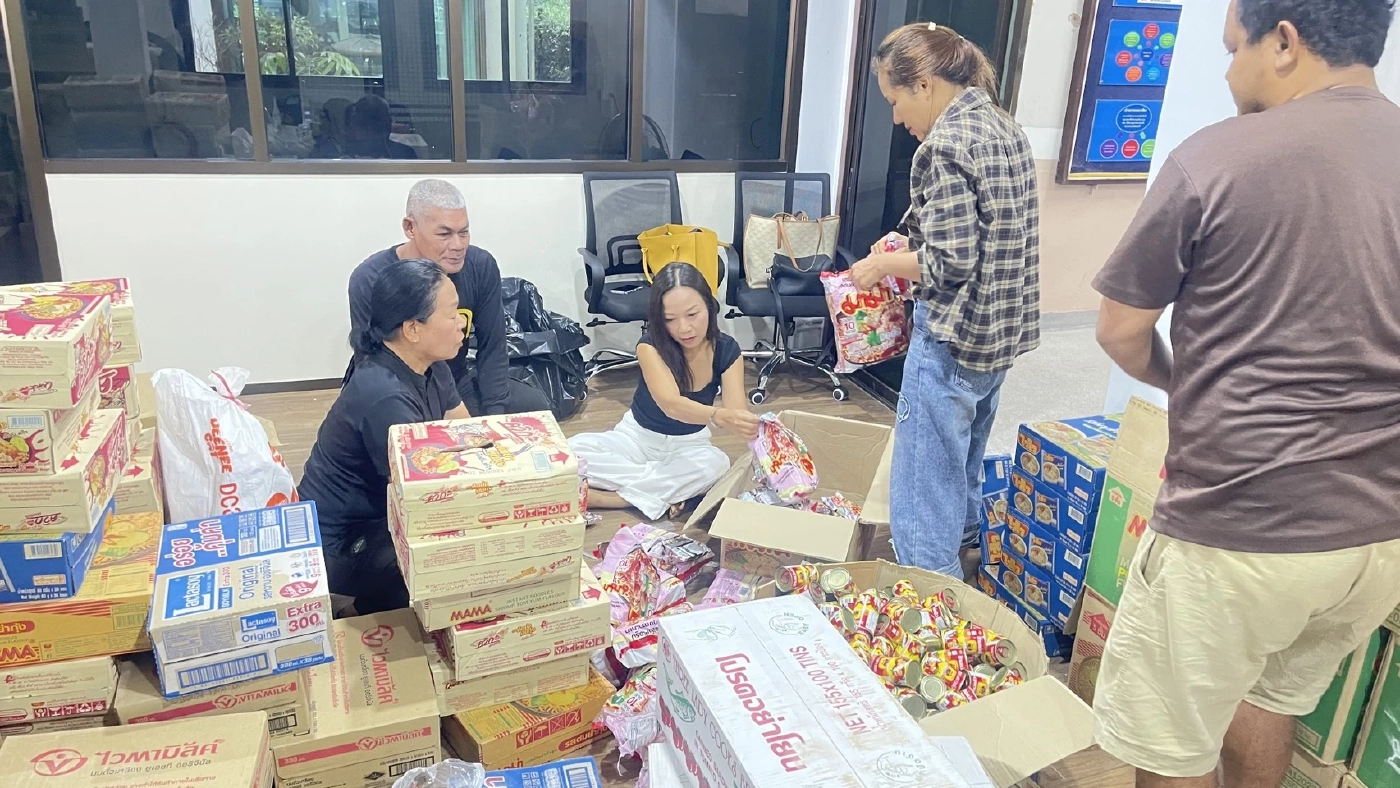 "ตชด.ภาค 4" ลงพื้นที่หาดใหญ่ มอบอาหาร–น้ำดื่มผู้ติดค้างพื้นที่น้ำท่วมหนัก