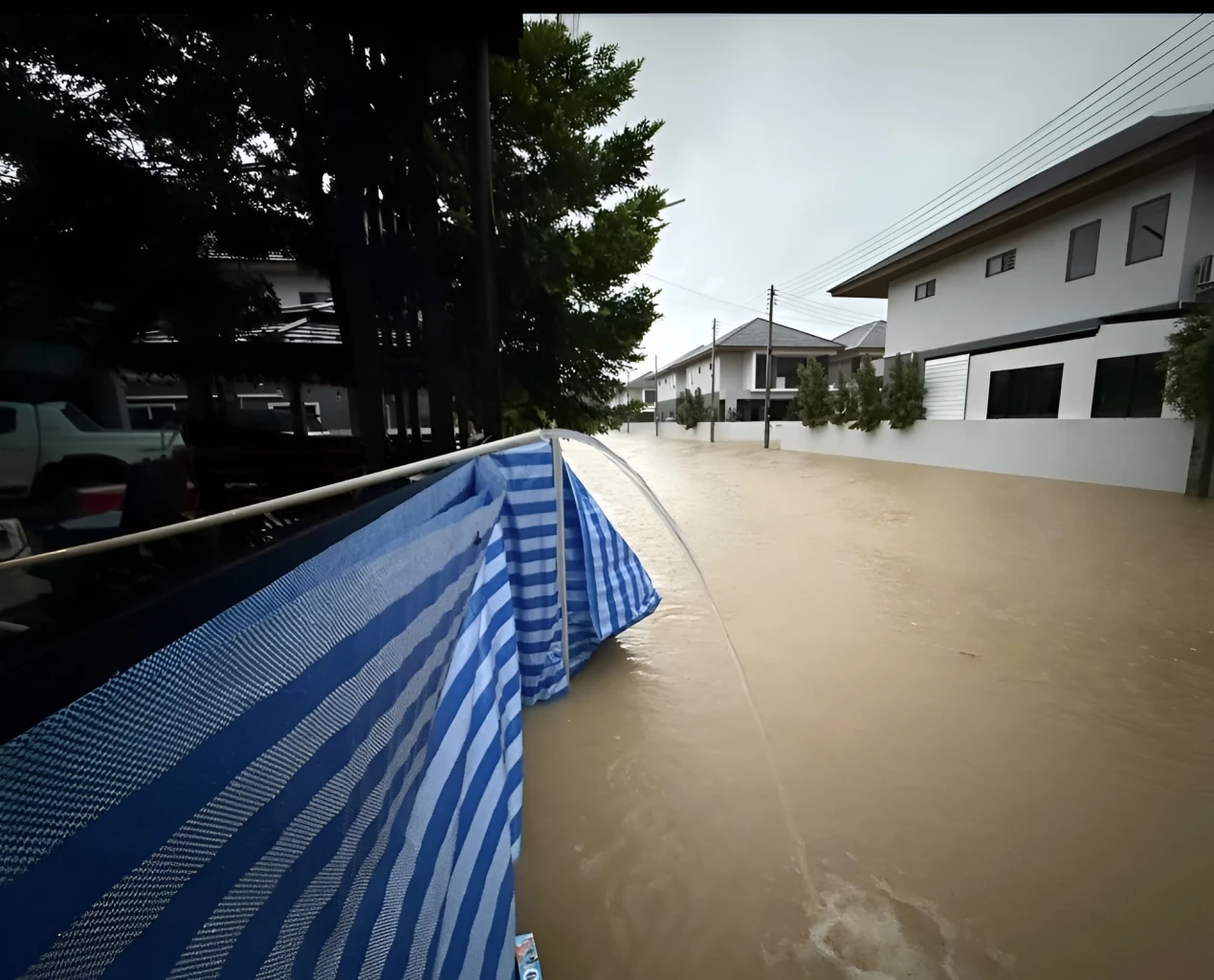 หนึ่งเดียวที่รอด! โซเชียลแห่ถามเคล็ดลับ "บ้านหลังเดียวที่น้ำไม่ท่วมในหาดใหญ่"