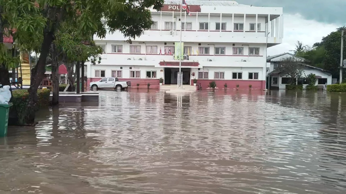 ผู้ว่าฯ รุดแก้ปัญหาสะพานขาด สั่งติดตั้ง "สะพานแบรี่" ชั่วคราว