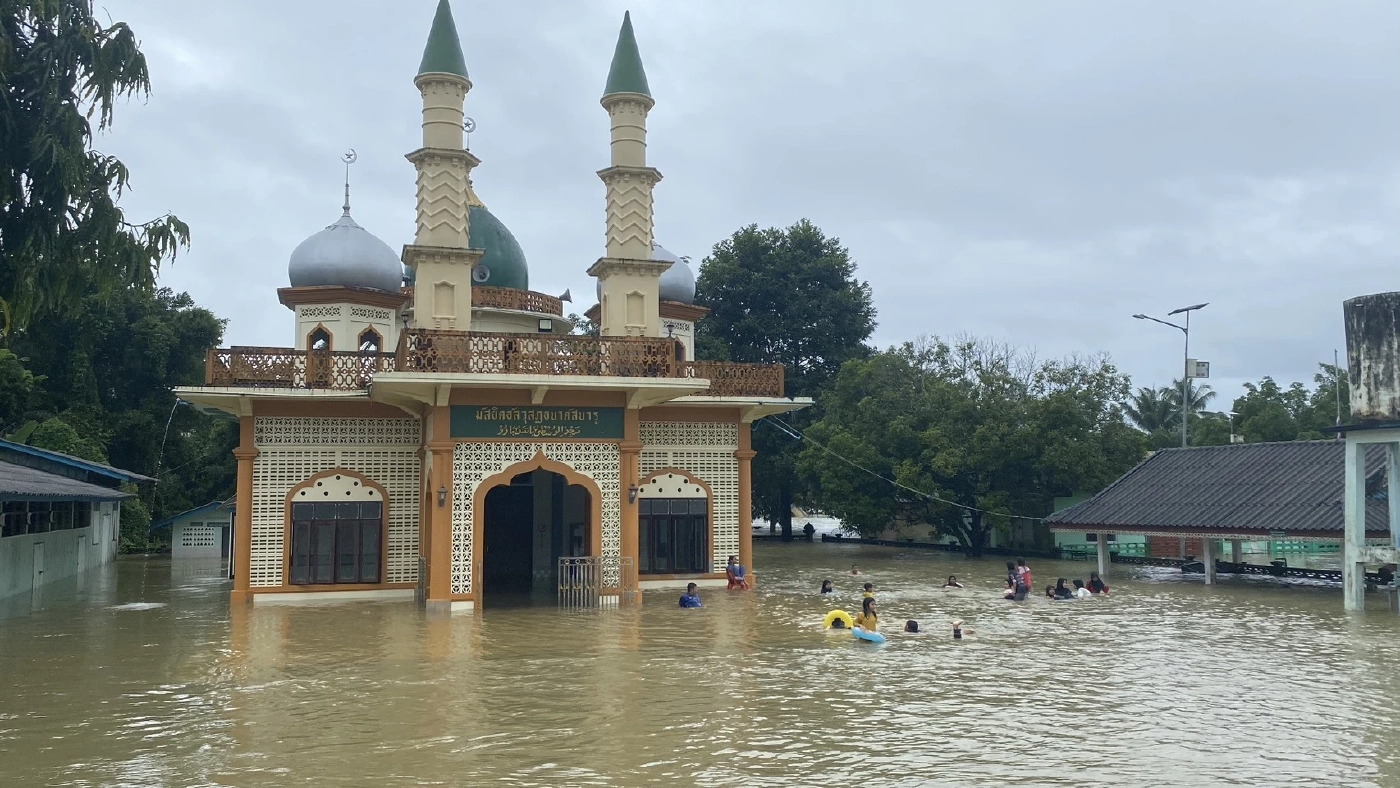 วิกฤต! นราธิวาส น้ำท่วมแล้ว 9 อำเภอ ฝนถล่มต่อเนื่อง แม่น้ำ 2 สายล้นตลิ่ง
