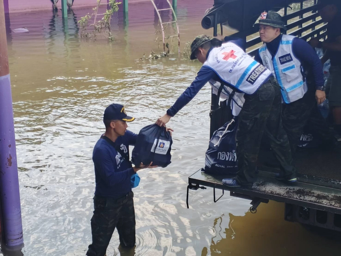 อัปเดตน้ำท่วมสงขลา 2 อำเภอยังหนัก! น้ำสูง 1.5 เมตร ทร.เร่งช่วย