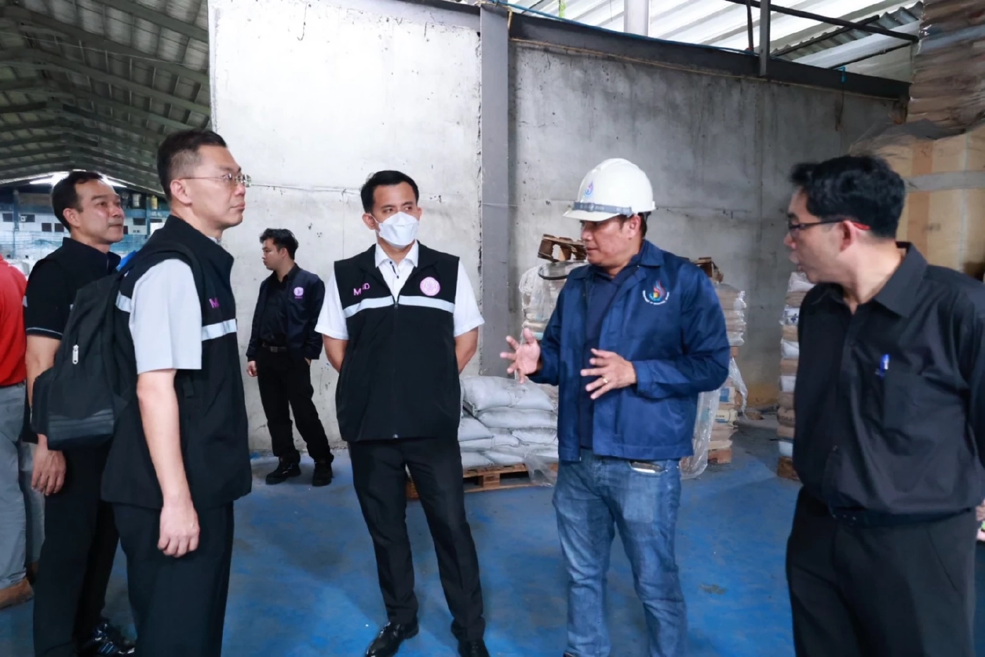 “ธนกร” ส่งทีม “เต็มเหนี่ยว” สั่งปิด 2 โรงงานเถื่อน จ.สมุทรปราการ