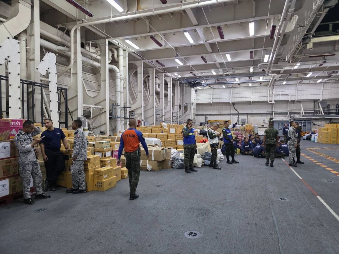 ร.ล.จักรีนฤเบศร ทอดสมอ "หาดสมิหลา" เช้านี้ เร่งช่วยเหลือผู้ประสบภัย