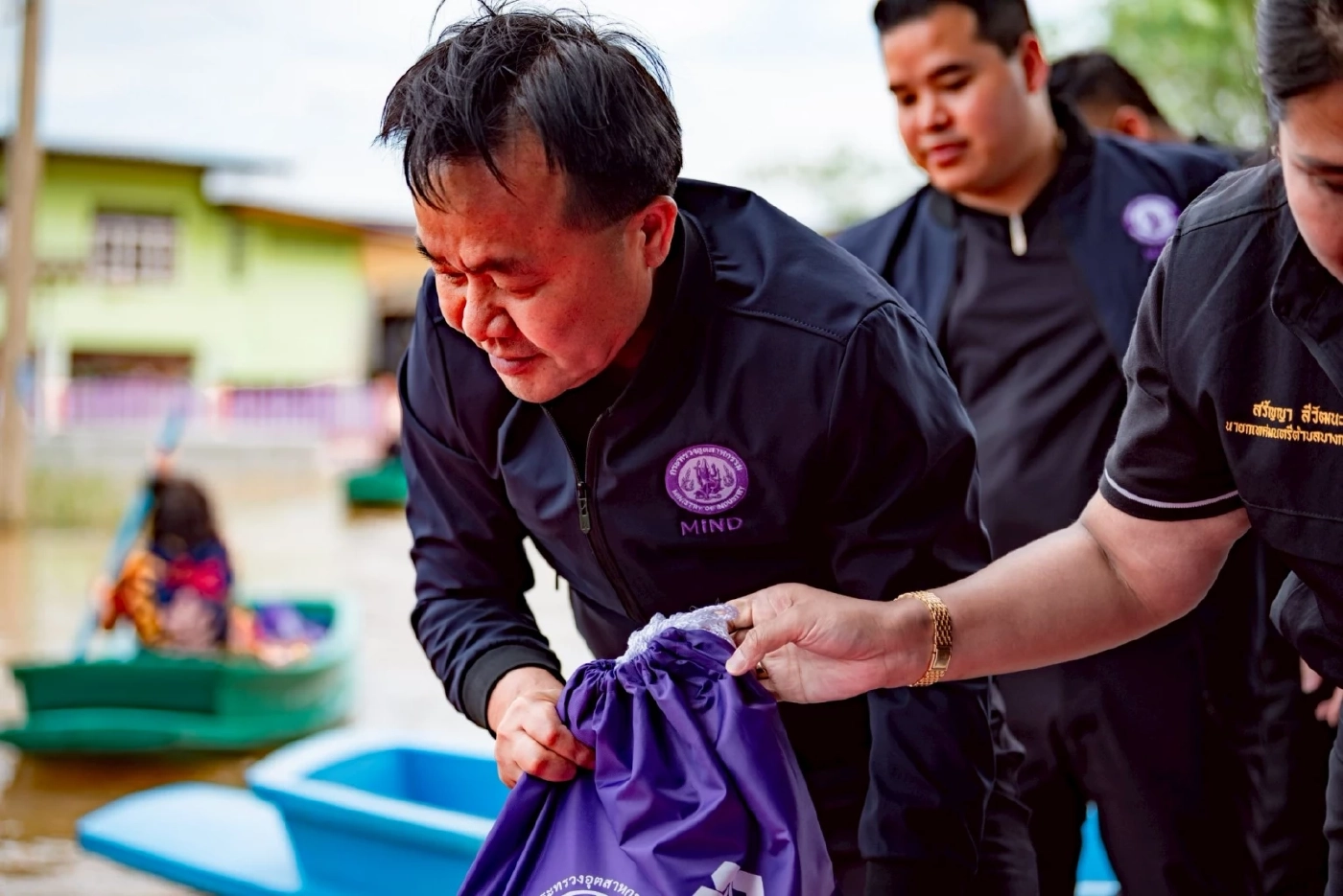 รมช.อุตสาหกรรม ลงพื้นที่ จ.อยุธยา แจกถุงยังชีพช่วยน้ำท่วม