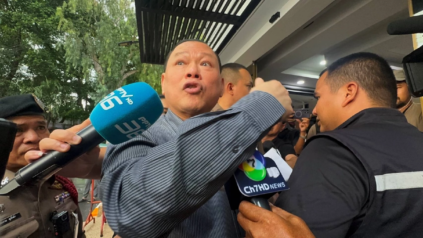 เปิดคลิป! ตำรวจยกพลบุกจับ "สันธนะ" คาโรงแรมหรู กลางกรุง คุมตัวสอบสวน