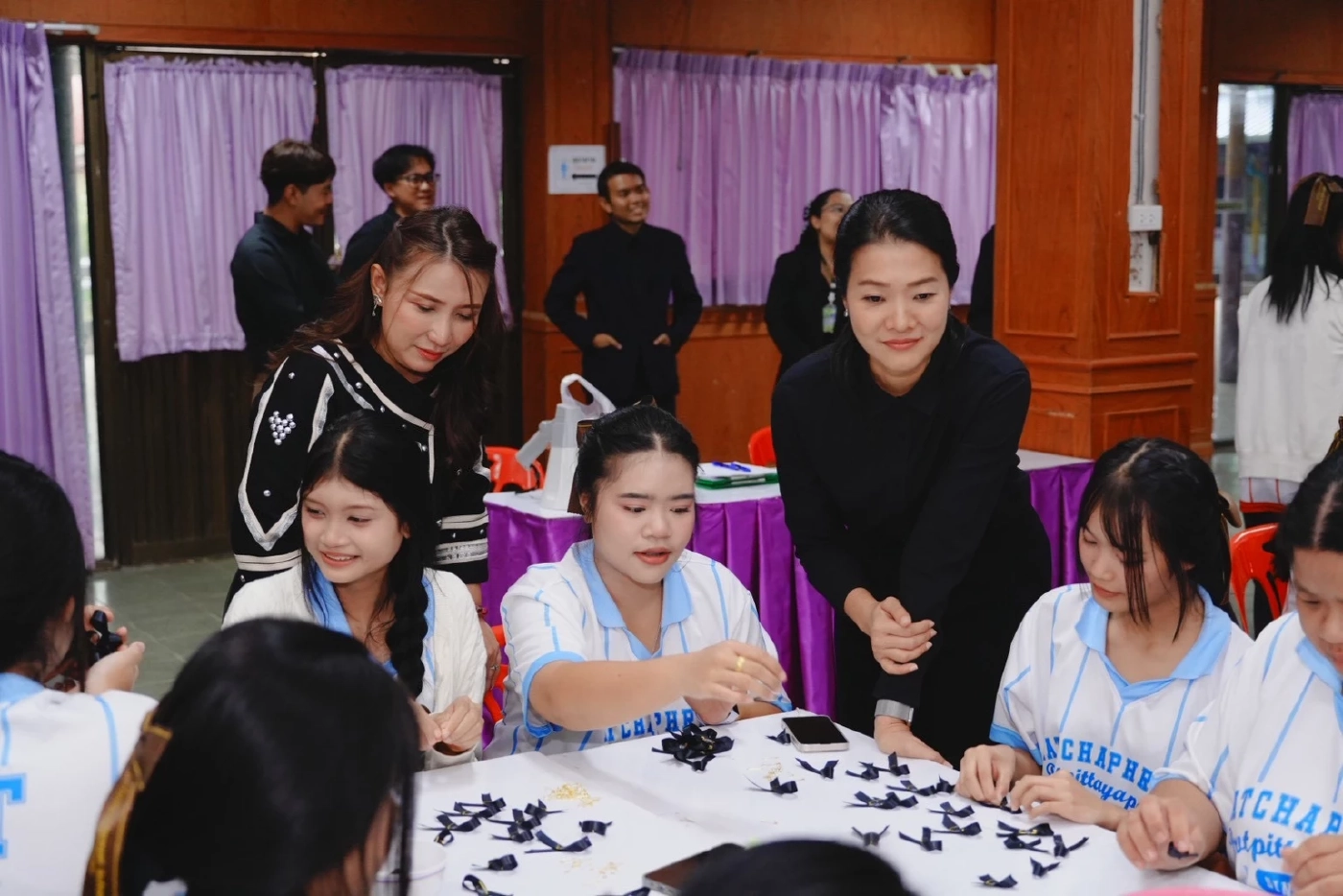 สภาวัฒนธรรม กทม.จัดกิจกรรมทำริบบิ้นสีดำ ถวายเป็นพระราชกุศล