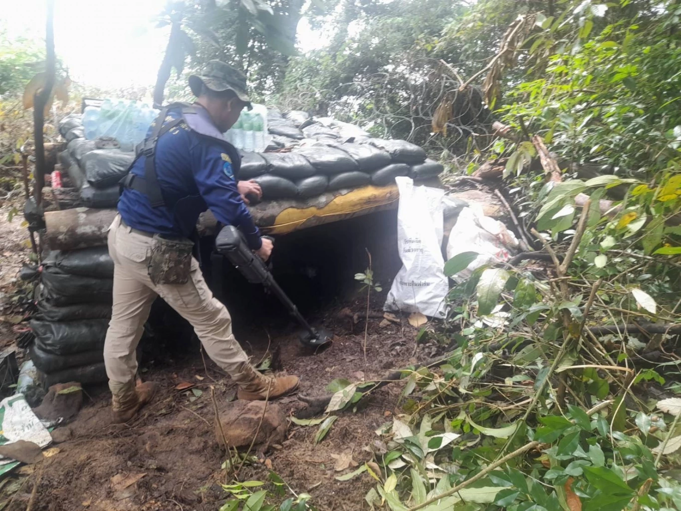 "ทัพภาคที่ 2" ยันคลิปจริง ทหารไทยร้อง "พุทโธ่ ทำงานไปด้วย เสี่ยงขาไปด้วย" หลังเจอทุ่นบึ้ม ในบังเกอร์ทหารกัมพูชา (มีคลิป)