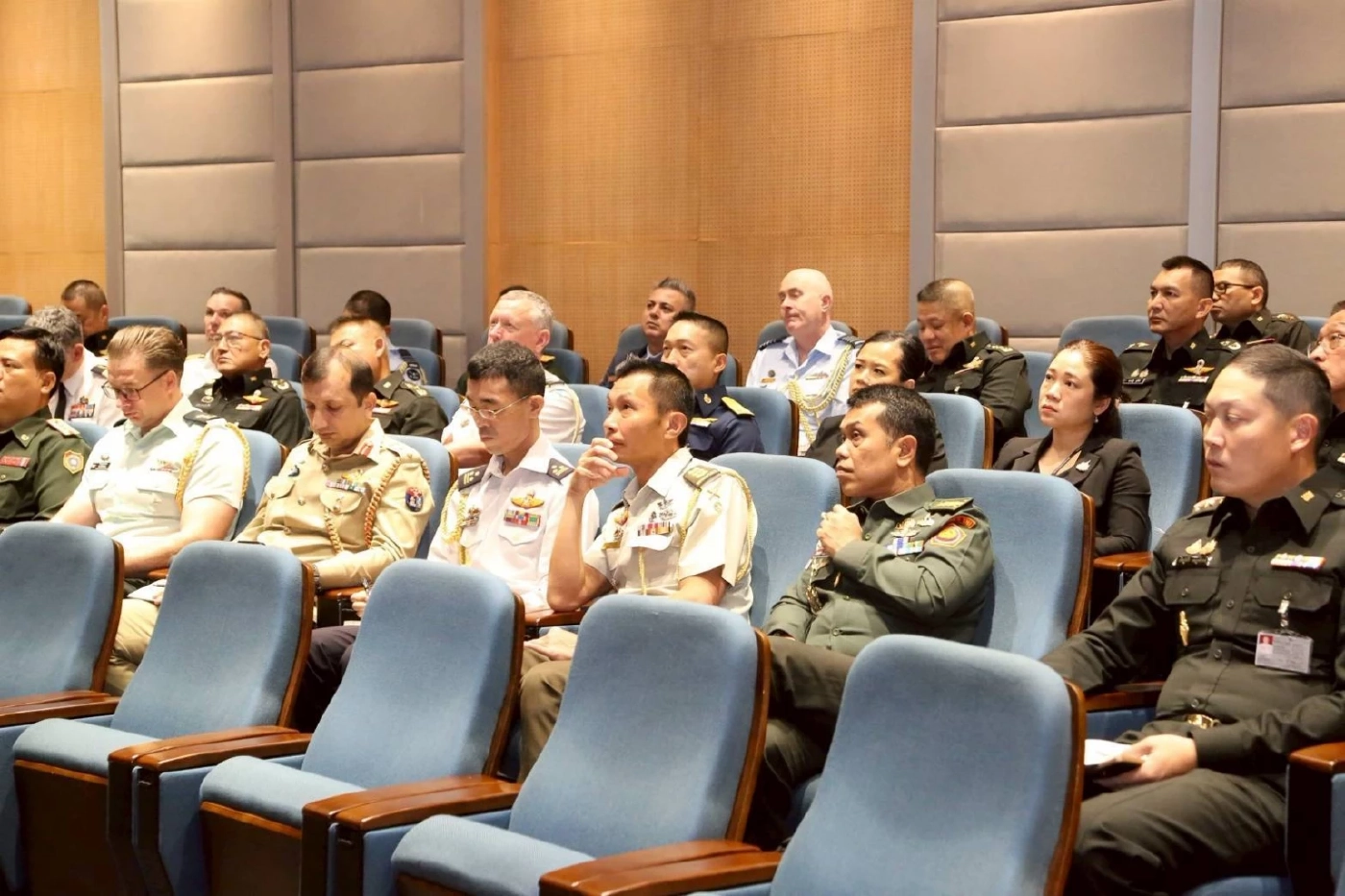 "กองทัพไทย" นำโทรศัพท์มือถือ "ทหารกัมพูชา" ที่ตรวจยึดไว้ มาแสดงให้ "คณะผู้ช่วยทูตทหารต่างประเทศดู"
