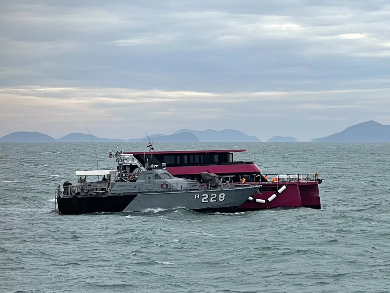 ระทึก! เรือโดยสาร กลับจาก "เกาะกูด" ท้องเรือแตกหวิดจม ศรชล. ช่วย 97 ชีวิตปลอดภัย