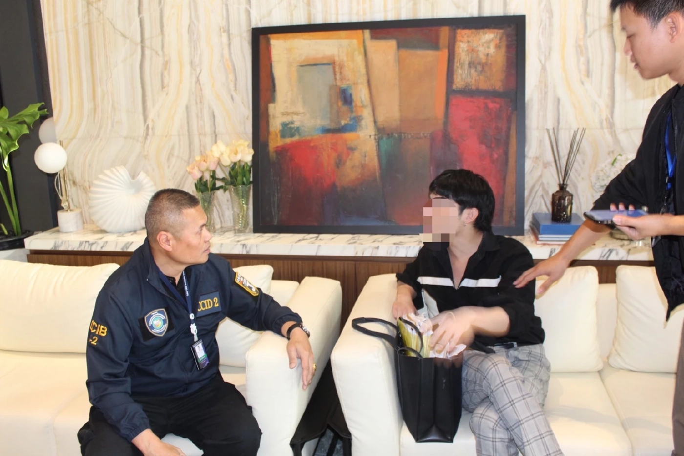 ตำรวจไซเบอร์ ค้นคอนโดหรู จับลูกชายเจ้าของยาดมสมุนไพรยี่ห้อดัง