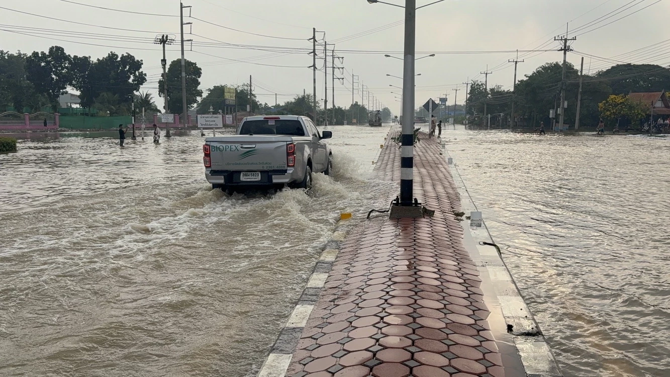 ป่าโมก วิกฤตต่อเนื่อง น้ำย้อนท่วม ต้องปิดถนน 33 ป่าโมก-สุพรรณอีกรอบ